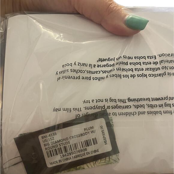 ✨ Big Diamond Quilted Crossbody w/ Gold Studs ✨ - Picture 2 of 2